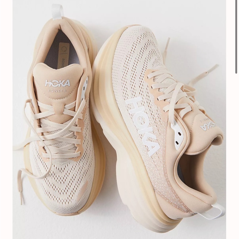 Hoka Bondi 8 in sand